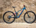 The Pivot Shuttle SL is a true trail bike with really short chainstays. Depending on the model, 134 millimetres of rear travel are combined with 140 or 150 mm at the front. The weight-optimised top model (pictured) is said to weigh just 16.5 kilos. The battery is permanently installed on all models. The price starts at a steep 8999 euros.
