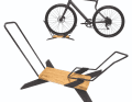 Showroomatmosphäre versprüht dieser Bikehalter namens „X-Stad“ von Parax für unter 100 Euro. Durch das Holz wirkt er eher wie ein Möbelstück, der „geknickte“ Teil der für fast alle Radgrößen passenden Bügel ist kippbar, man kann das Bike also quasi in ihn hineinfahren und muss es nicht mal anheben!