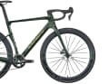 Vélo de gravel avec ADN de vélo de course.