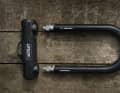An anti-rotation feature protects against over-tightening and single-point stress, whilst the rubberised outer layer protects the bike frame.