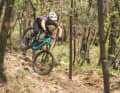 Showing off its qualities: The Yeti MTe T3 on rocky trails at Lake Garda.