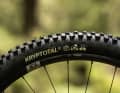 Komplett-Bike-Hersteller konnten schon länger auf diese Kombi zurückgreifen, jetzt gibt´s die Mischung aus Supersoft-Gummi und Enduro-Karkasse auch für Endkunden im Laden. Hier an einem Testbike von YT Industries. Der weiße Schriftzug bleibt allerdings auch weiterhin den Komplettbikes vorbehalten.