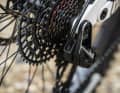 The Sram wireless drivetrain is powered by the Bosch main battery. This means that no additional battery needs to be charged.