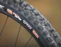 TOP: Aus diesem Stoff sind Enduro-Träume:  YT spendiert dem Decoy Maxxis-Reifen mit stabiler DD-Karkasse und vorne zusätzlich das weiche Maxxgrip-Gummi. Das schaffen viele Hersteller selbst bei Highend-Bikes nicht! Auch die Reifen von Rockrider (Eigenmarke) konnten mit reichlich Traktion überzeugen.
