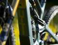The 430 Wh battery is well protected in the down tube. The Fazua Ride 60 motor is even armoured with an MX-style skid plate.