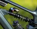 Steel suspension: The top model of the Decoy SN has a Fox steel spring shock absorber for even more sensitive response to the smallest bumps. Disadvantage: a little heavier.