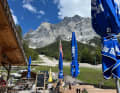 Chillen mit Zugspitz Panorama. Erkennt ihr das Gipfelkreuz da oben (2962 Meter)? Die Gamsalm liegt rund 400 Meter entfernt von der Strecke (nur bergab).