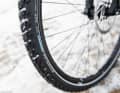 All-season tyres such as the Schwalbe "Marathon GT 365" have a siped tread pattern for more grip - just like winter tyres on cars. Perfect for wet winters and changeable conditions. | Lux photo factory