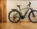 Das Cube Kathmandu Hybrid SLT 750 gibt es in drei Rahmenformen: Als Herrenvariante, ...