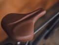 Colour-coordinated with the tyres: the Natural Fit Sequence Comfort saddle