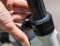 A groove in the seat post with a guide in the seat tube prevents the saddle from twisting when adjusting the height.