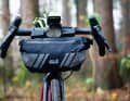La sacoche de guidon 2 en 1 sur le vélo