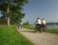 Entspanntes rollen lassen am Rheinufer auf dem Rheinradweg