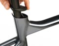 The carbon seatpost of the Giant flexes noticeably comfortably. The clamp is concealed and integrated into the seat tube.