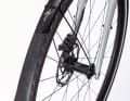 Extended: The wheel guard of the front wheel extends far down and effectively keeps splash water away from shoes and legs.