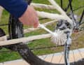 Einschäumen Ohne Fahrrad-Reiniger geht nichts. Die Wirkstoffe sind fahrradspezifisch abgestimmt. Sie lösen feste und fetthaltige Beläge, ohne das Material anzugreifen. Benutzen Sie möglichst nur biologisch abbaubare Reiniger. Einwirken lassen, intensiv und fest bürsten.
