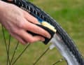 Wheel Remove the wheels to clean them better. Moisten, spray on cleaner, wipe the tyre and rim side with the sponge. Then rinse and dry. This is particularly important for rim brakes. Otherwise emery paste will form here.