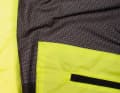 Mesh inserts on the back, as on the Löffler WPM waistcoat, ensure good ventilation behind the windproof membrane.