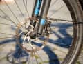 Should actually be standard: The retrofitted Magura four-piston brake system decelerates the trailer and child properly and safely. The complete brake system including discs is available from 200 euros