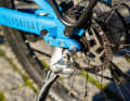 The frame-integrated towbar only fits the original Kettler Quadriga trailer. For our Thule, we retrofitted a special thru axle from Robert Axle Project for 60 euros.