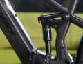 Konstruktiv aufwendig: Dämpfer-Anlenkung und Schwinge mit E-MTB-Anleihen
