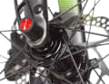 Since discs have become mandatory, more expensive fitness bikes are often equipped with 12-millimetre thru axles on the front and rear wheels. Here on the Rose with an adjustable lever for more comfortable operation.