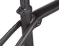 The Trek's IsoSpeed system originates from the brand's professional racing bikes. Damped connecting bolts between the frame structures allow the seat tube and seat post to flex.