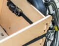 Die Seitenteile der Transportbox sind per Spanngurt  befestigt und lassen sich so leicht demontieren.