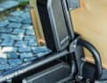 The two batteries with a total of 1,044 Wh are not electrically coupled. If one is empty, it must be replaced with a full one on the frame.
