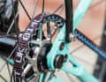 The right-hand dropout has a sandwich design and can therefore be split to allow the closed belt to be inserted into the frame.