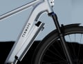 The battery is integrated into the down tube, has a capacity of 504 Wh and is removable.