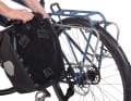 Ideal: With three-point mounts, Ortlieb's new QL3.1 system now also offers a secure hold for travelling bags and completely eliminates rubbing problems.