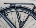 The pannier rack is far back and only fixed to the frame with a simple underrun strut. This is not very torsion-resistant.