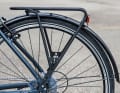 Elops LD500 HF: The luggage rack is positioned far back and is attached to the frame by just a single lower strut. This offers little torsional rigidity.