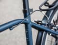 The rustic aluminium frame with its simple steel fork has compact dimensions and rides solidly.