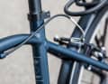 The rustic aluminium frame with its simple steel fork has compact dimensions and rides solidly.