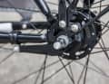 Excelsior Trekking: The chain tension is adjusted by sliding the wheel axle within the angled dropouts. As a result, the axle tilts slightly and also comes into contact with the metal struts at this point.