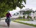 Elegante Ouvertüre: Aus dem historischen Zentrum Salzburgs führt ein gut angelegter Radweg ins Umland. Am Wegesrand locken regionale Betriebe mit  kulinarischen Genüssen.