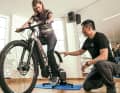 Dynamisches Bike-Fitting: MYBIKE-Leserin Conny lässt ihr Rad auf dem Rollentrainer analysieren, um es ergonomisch perfekt einzustellen.