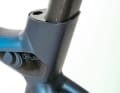 Unter der Abdeckung versteckt sich die Sattelstützen-Klemmung. Das hinten abgeflachte Profil der Stütze soll den Fahrkomfort steigern.