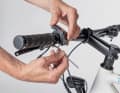 Zum sicheren Arbeiten stellen Sie das Rad am besten auf Sattel und Lenker. Drehen Sie zuvor störende Lenkerarmaturen wie Display, Motorsteuerung oder Klingel zur Seite.