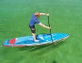 2. paddle in front of the body, stretching the lower arm before diving in. The paddle should be pulled as vertically as possible through the water for a good straight line. To do this, Ole moves his upper hand far to the side on which the paddle is being guided. The hands are on top of each other.