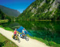 Fancy a swim? The Mozart cycle path leads directly past the turquoise-green Lödensee.