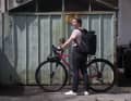 One moment, the Vario is a rucksack. In three steps, it turns into a cycle bag