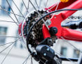 The seven-speed derailleur gear system, which has a meagre gear range for reasons of price and weight, noticeably restricts the gear selection as soon as you want to accelerate uphill or downhill.