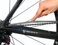 Mesurez l'allongement de la chaîne, par exemple avec le gabarit Wippermann ou le calibre Rohloff, avant de commencer le nettoyage. Remplacez une chaîne usée avant de la nettoyer.