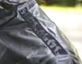 Une bande de silicone sur les épaules doit rendre la veste robuste, par exemple lorsqu'elle est portée avec un sac à dos.