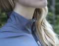 With a slender neck, air remains in the upright position, but nestles in when the head is overstretched, so that draughts remain outside