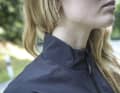 Sur le modèle femme, le col moyen est un peu large