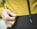 La veste est bien ajustée à la taille, en haut devant la poitrine, le matériau ondule en position de vélo de course.